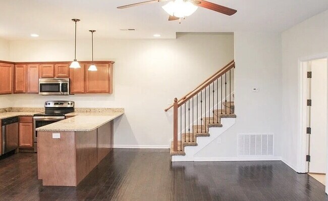 Foto del edificio - Beautiful 3 Bed | 2.5 Bath Townhome in Pri...