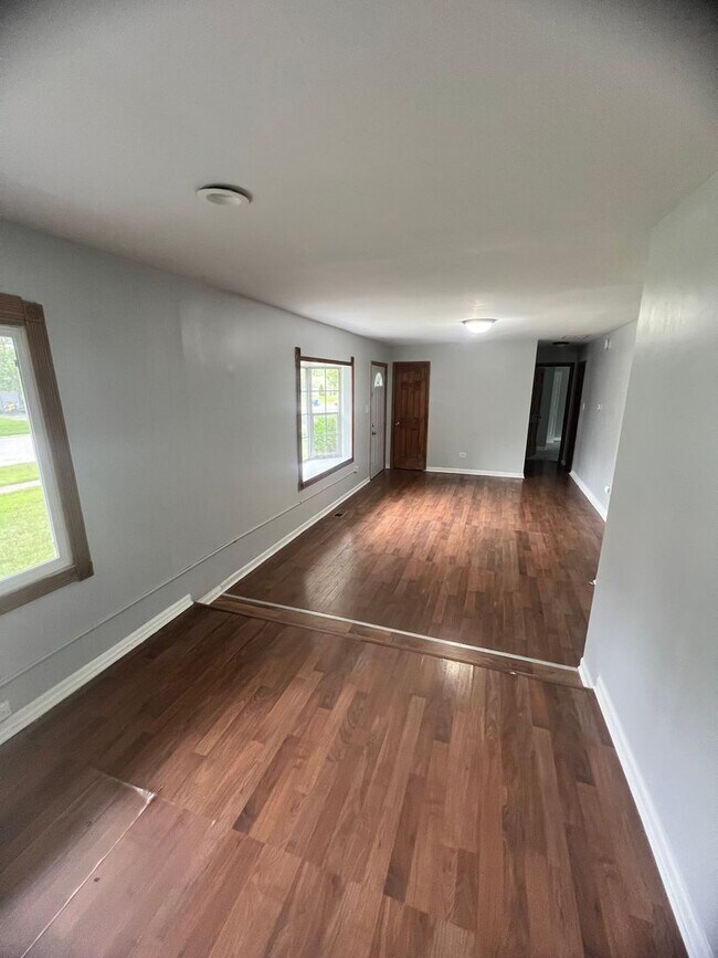 Building Photo - 3 bedroom 1 bathroom home for rent in Sauk...