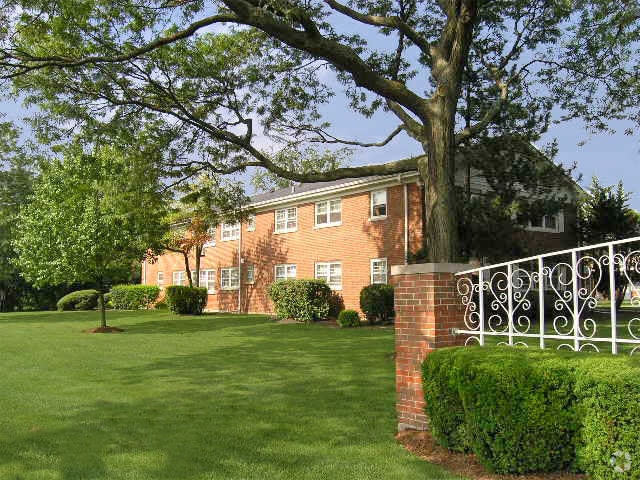 Colonial Gardens Apartments - Hinsdale, IL | Apartments.com