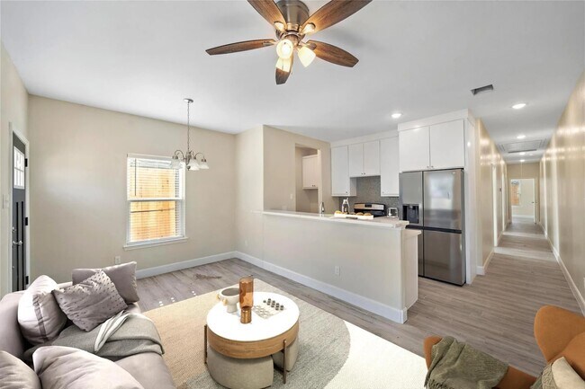 Foto del edificio - 5618 Ridgeway Dr