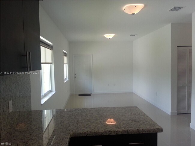 Building Photo - 3 br, 2 bath House - 3125 SW 16th Ter # 3125