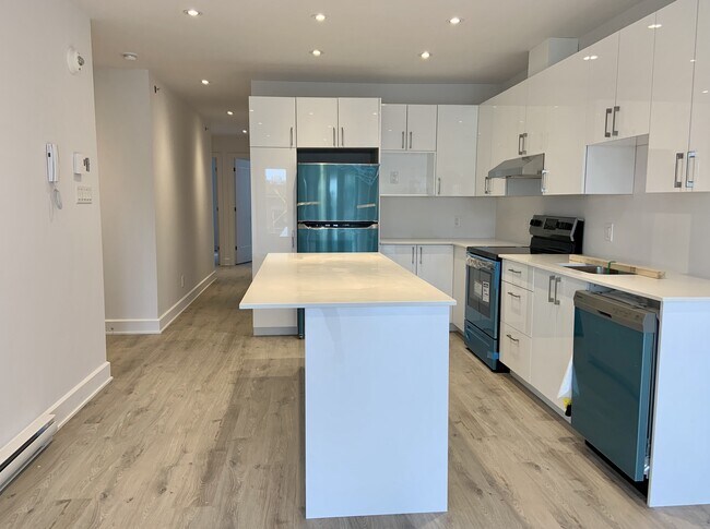 Building Photo - 4534 Av Du Parc