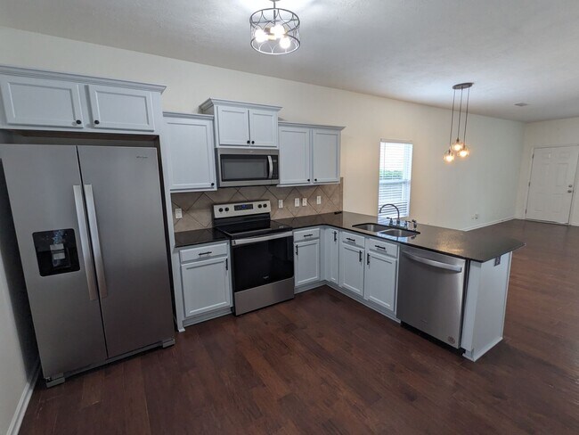 Building Photo - 2 Bedroom Corner Unit Townhome in Prosperi...