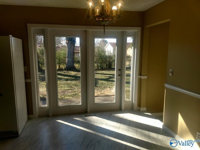 Building Photo - 11012 Crestfield Dr SE