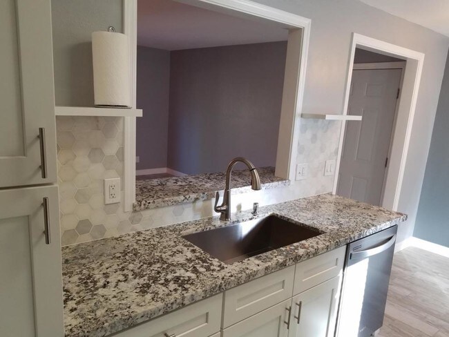 Foto del edificio - 3130 E. 4th Street, unit #10