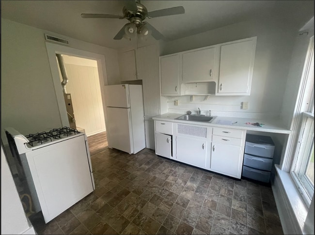 Building Photo - 161 N Prairie St