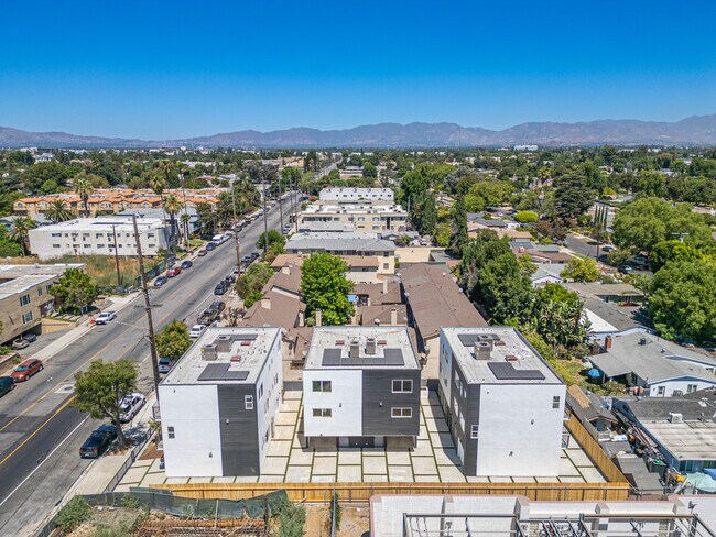 Foto del edificio - 6832 Hazeltine Ave