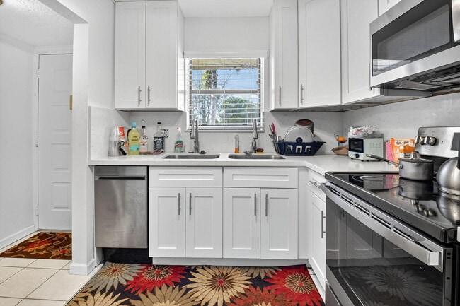 Building Photo - 21894 Lake Forest Cir