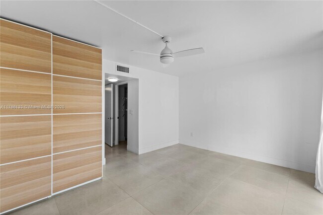 Foto del edificio - 10000 W Bay Harbor Dr