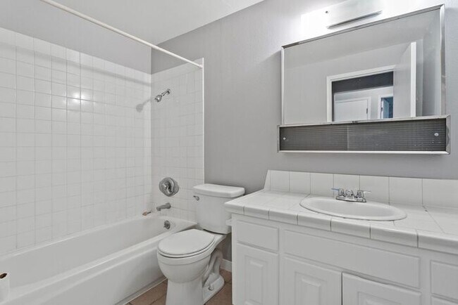 Foto del edificio - Summer Special 1st Month Free!!! Great 2 b...