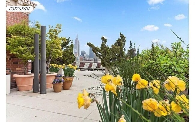 Building Photo - 470 W 24 St