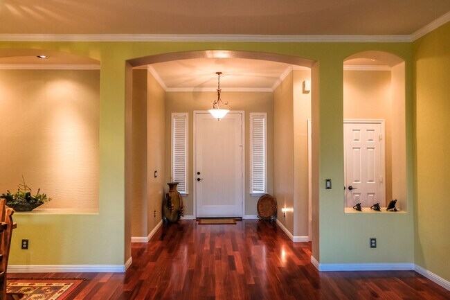 Front door entrance/foyer to Livingroom - 974 E Erie Ct