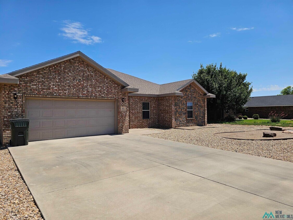 Foto principal - 905 Almond Tree Ln