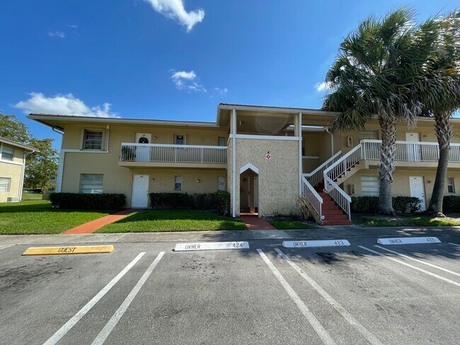 Foto del edificio - 10110 Twin Lakes Dr