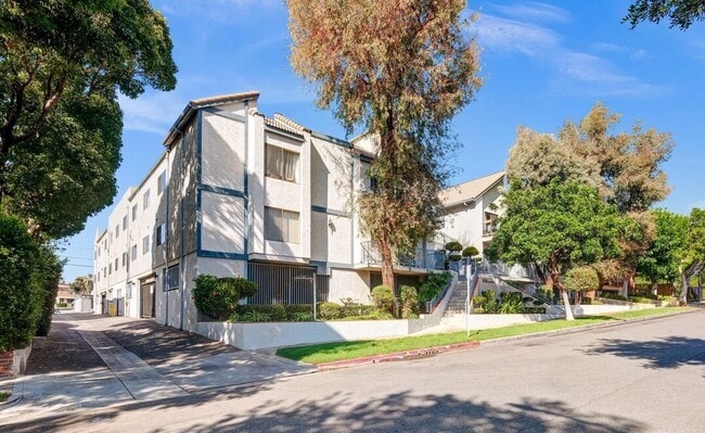 Building Photo - 515 E Elmwood Ave