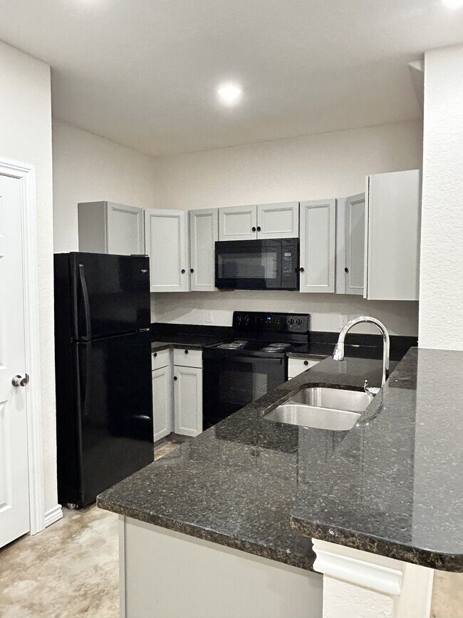 Foto del edificio - 6926 Crestway Rd