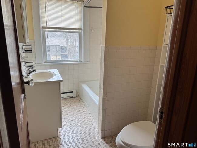 Building Photo - 5 Linden St