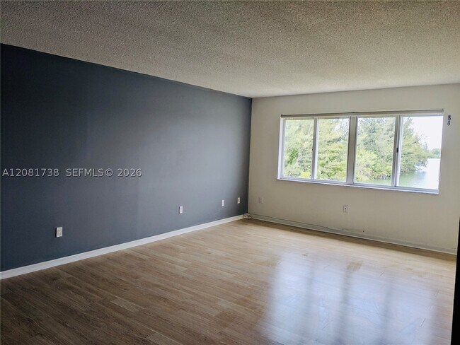 Foto del edificio - 14820 Naranja Lakes Blvd