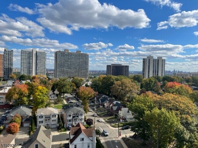 Foto del edificio - 1600 Center Ave