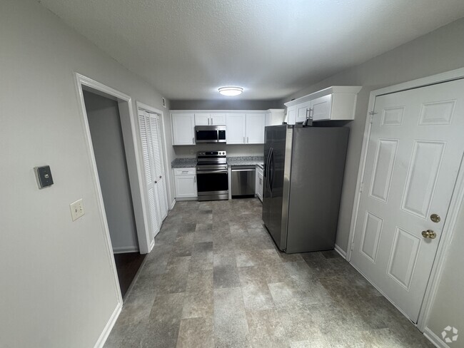Building Photo - 1306 Huntington Dr