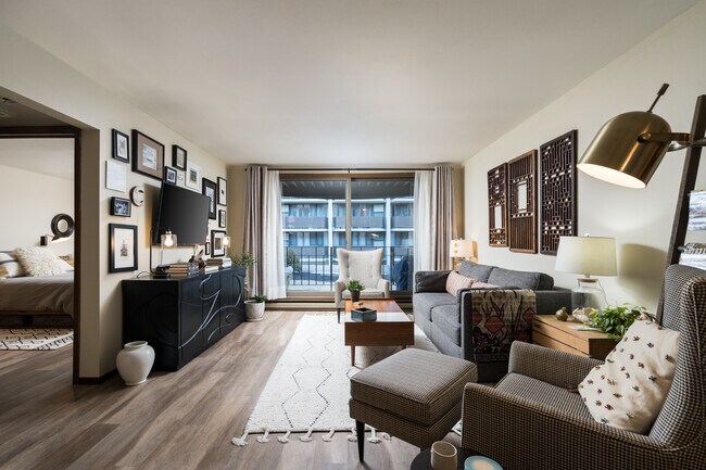 Large Living Rm w/ Balcony - 1906 E Shorewood Blvd