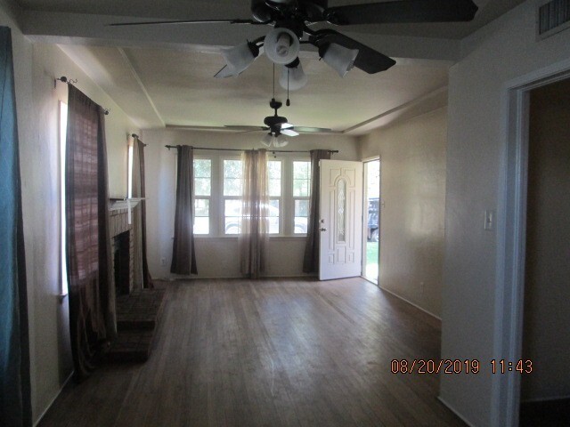 Building Photo - Nice Corner House 3 Bedroom 1 Bathroom