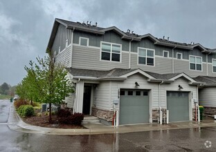 Building Photo - 1079 Oak Cir
