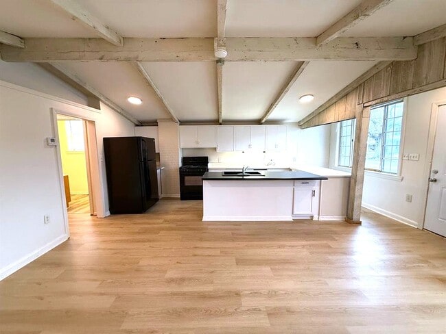 Building Photo - 551 E 12th St