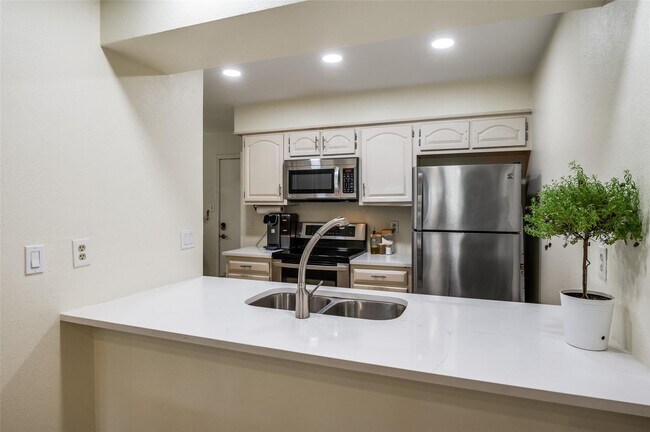 Foto del edificio - 5100 Verde Valley Ln