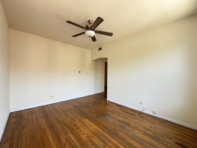 Building Photo - 3147 W Medill Ave