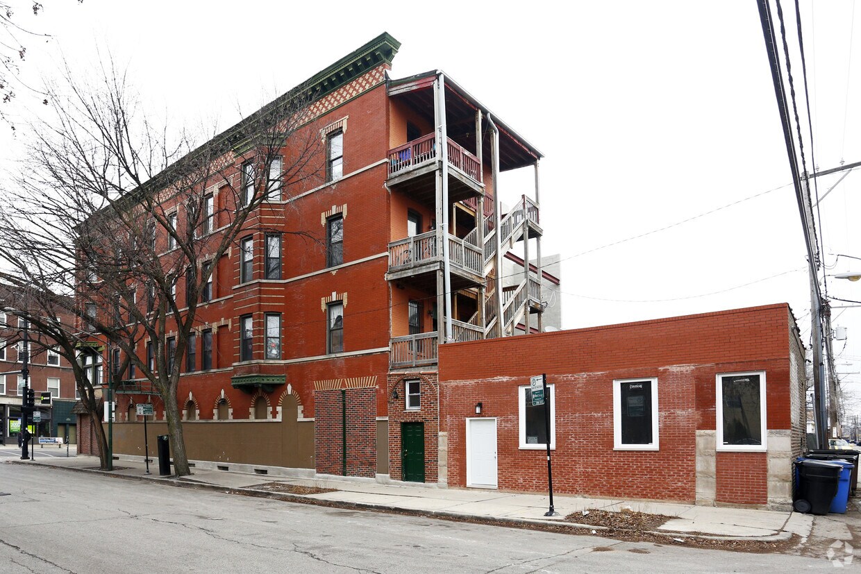 Building Photo - 1859 W Chicago Ave