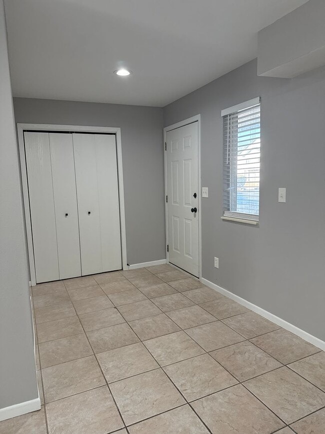 Building Photo - 1051 Minns Dr