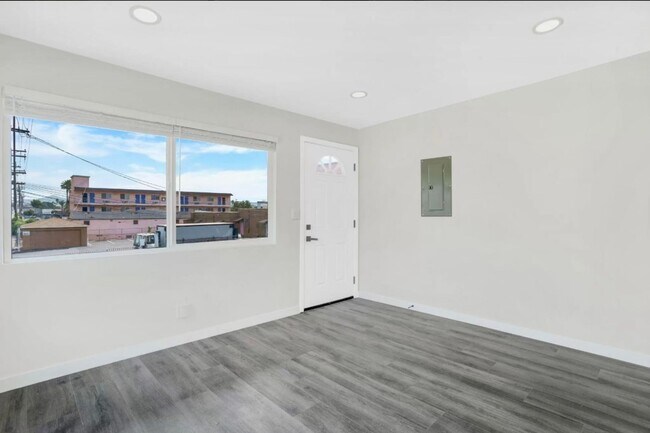 Foto del edificio - Beautiful Renovated 1 Bed/1 Bath w/yard-MOVE IN PROMOTION