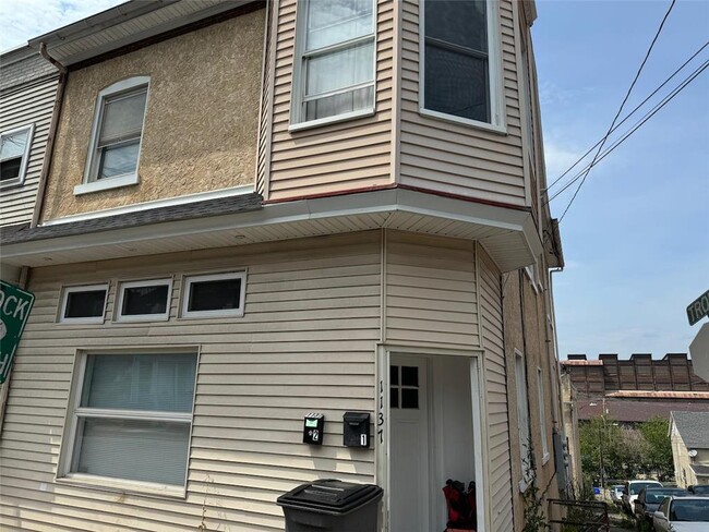Building Photo - 1137 E 3rd St