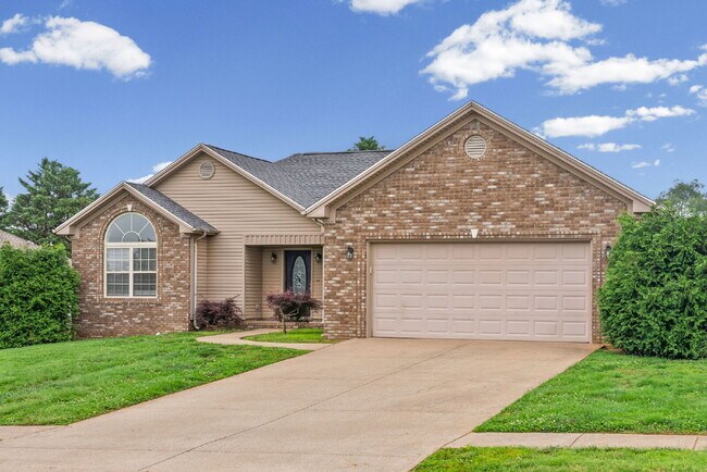 Building Photo - Beautifully Maintained 3 Bedroom Ranch Home
