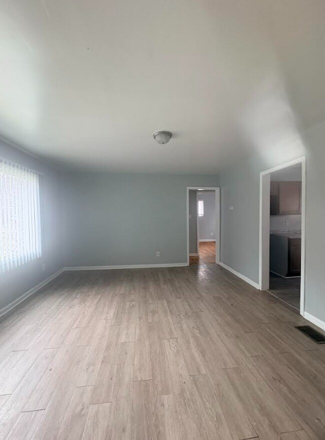 Building Photo - 16878 Salem-4 BEDS & 2.5 BATH FOR RENT!