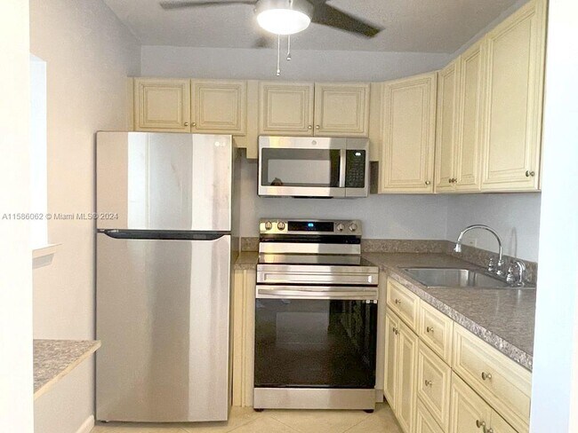 Building Photo - 49 Brighton B