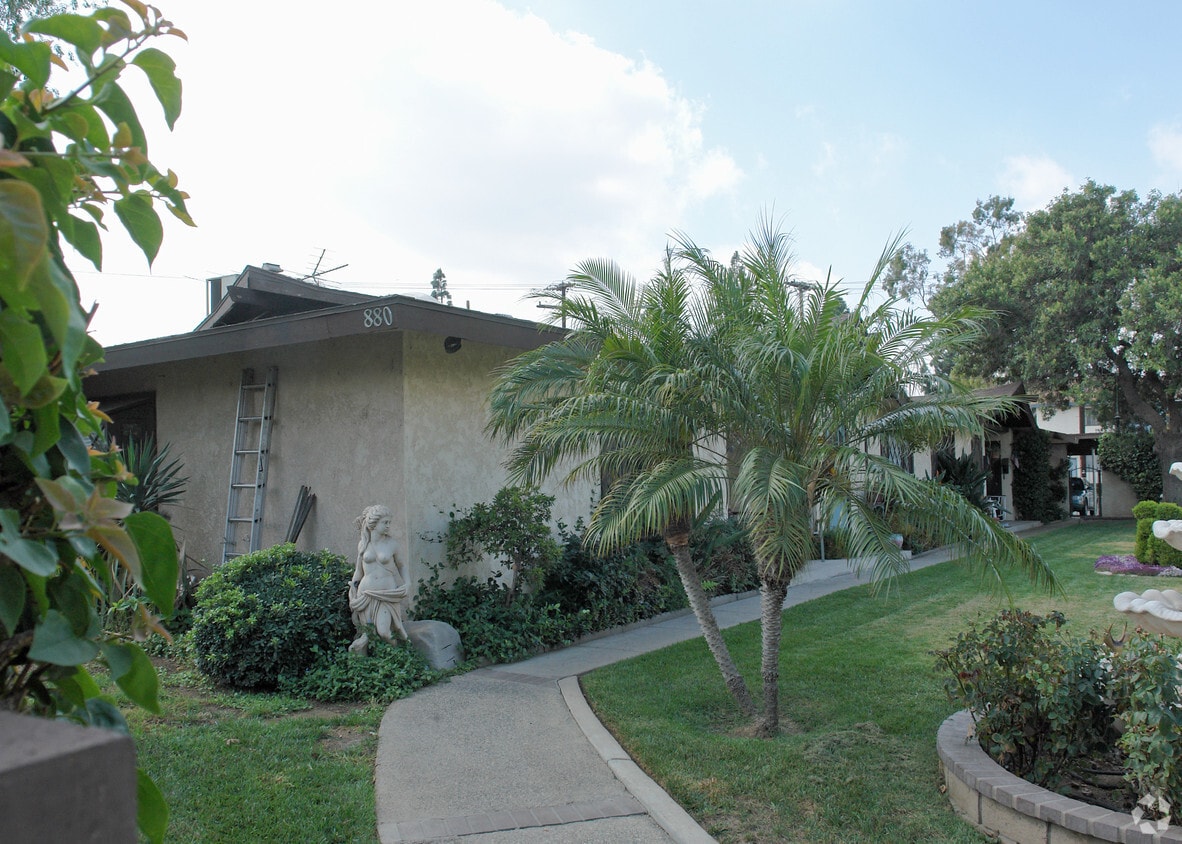 Building Photo - 880 S Sherman Ave