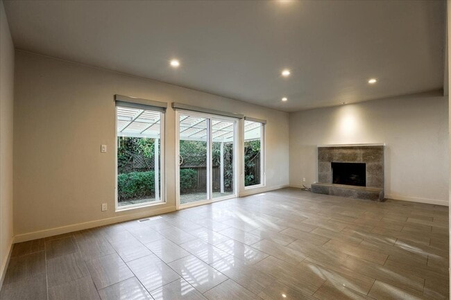 Building Photo - 1357 Park Dr