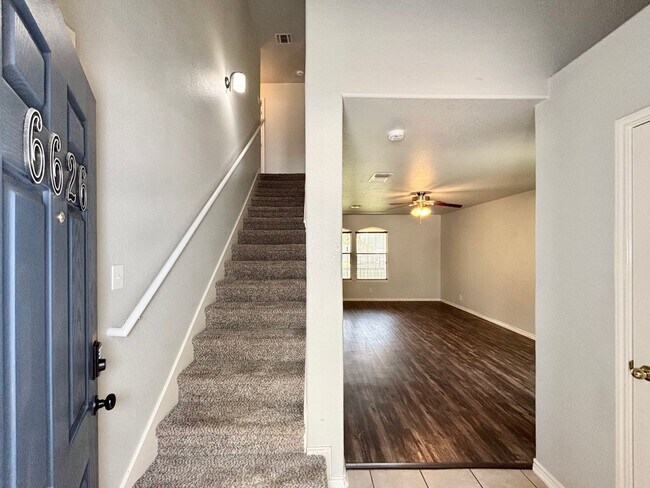 Building Photo - Gorgeous 3 bedroom with loft!