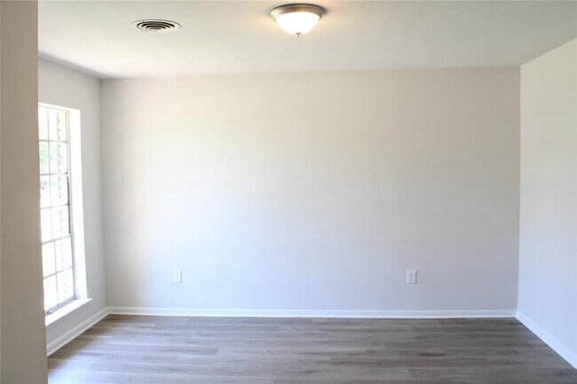Building Photo - 1122 Mainland Dr