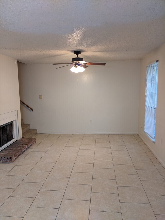 Sala de estar con chimenea - 16643 Missionary Ridge Ct