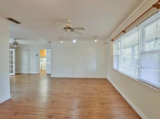 Foto del edificio - 2093 Greenwood Dr