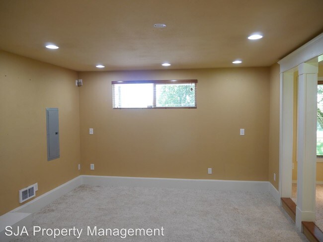Foto del edificio - 13628 Lake Rd