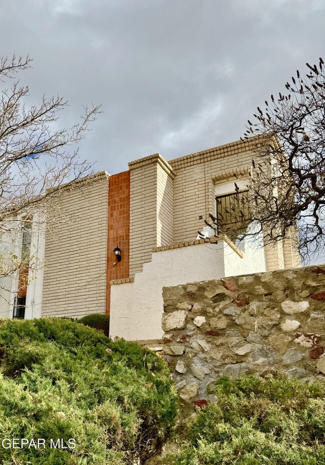 Building Photo - 6201 Escondido Dr