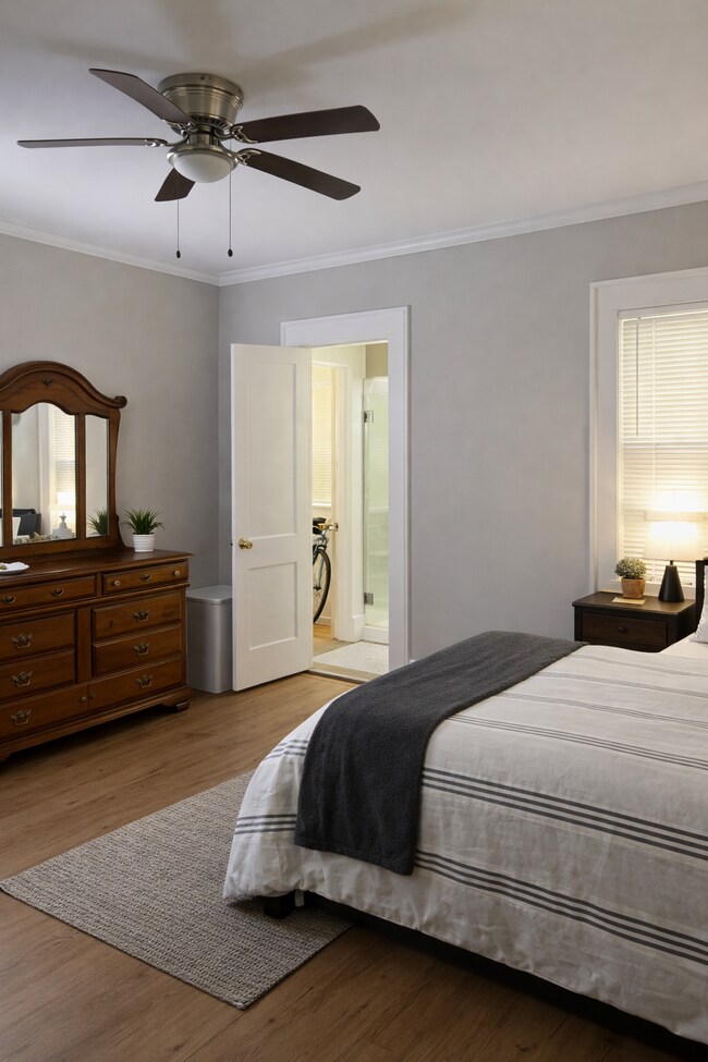 Dormitorio con vistas a la entrada del baño. - 2077 Cascade Rd SW