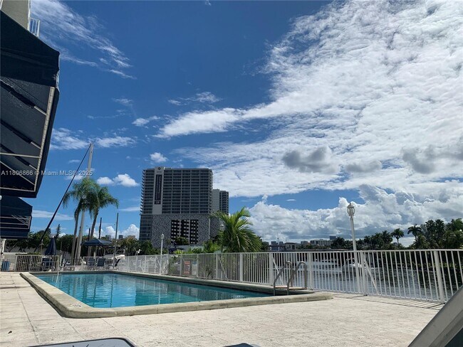 Foto del edificio - 1720 NW N River Dr