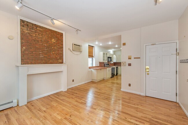 Living room view towards the kitchen - 817 24th St