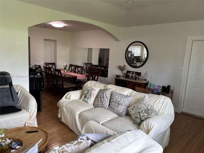 Foto del edificio - 7515 Dickens Ave