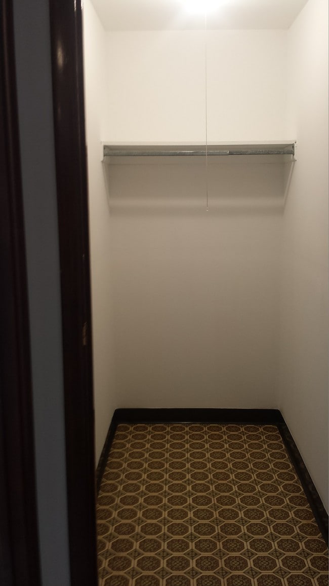 Deep closets - 305 King Ave